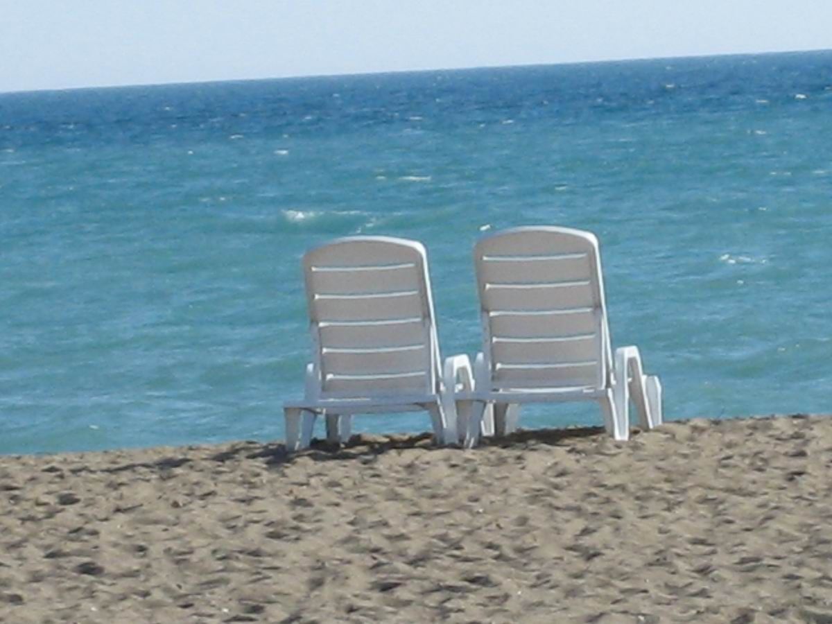 Sonnenstühle am Strand